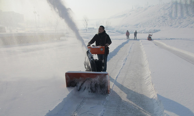 小(xiǎo)型掃雪機(jī).jpg