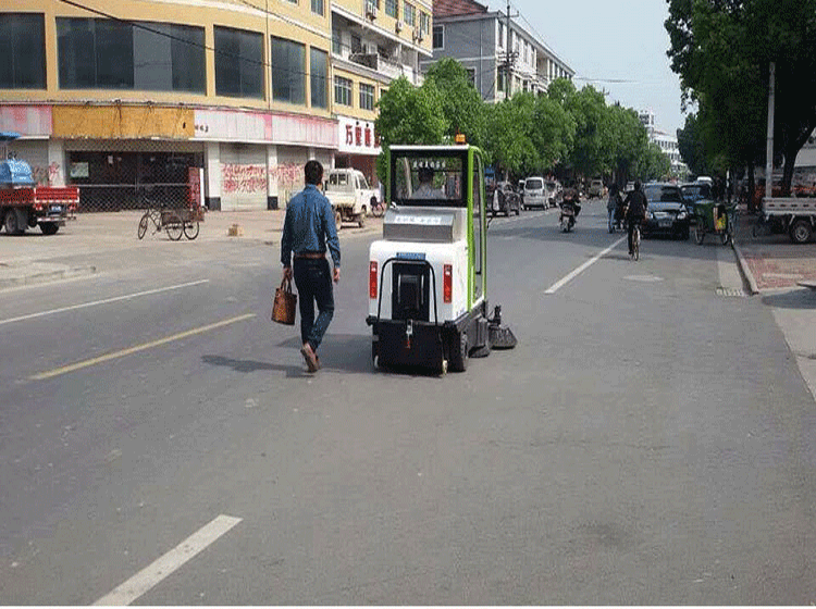 蘭溪市(shì)遊埠鎮訂購LH-1800半封閉式駕駛式掃地車